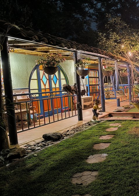 casita roja noche